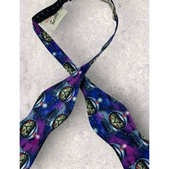 NEW TUESDAY Polyester Self Bow Tie Purple Astronaut Cat USA Flag W:2.7" - Picture 3 of 3